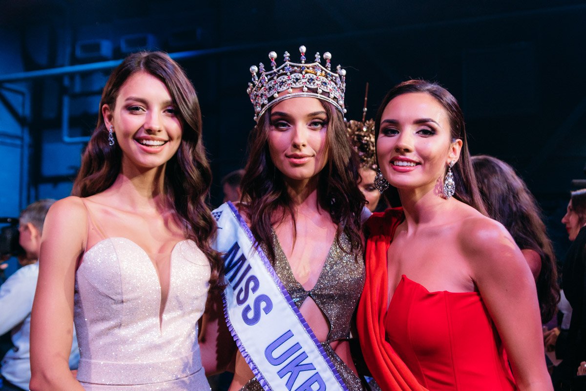 Фото с самой красивой девушкой Украины