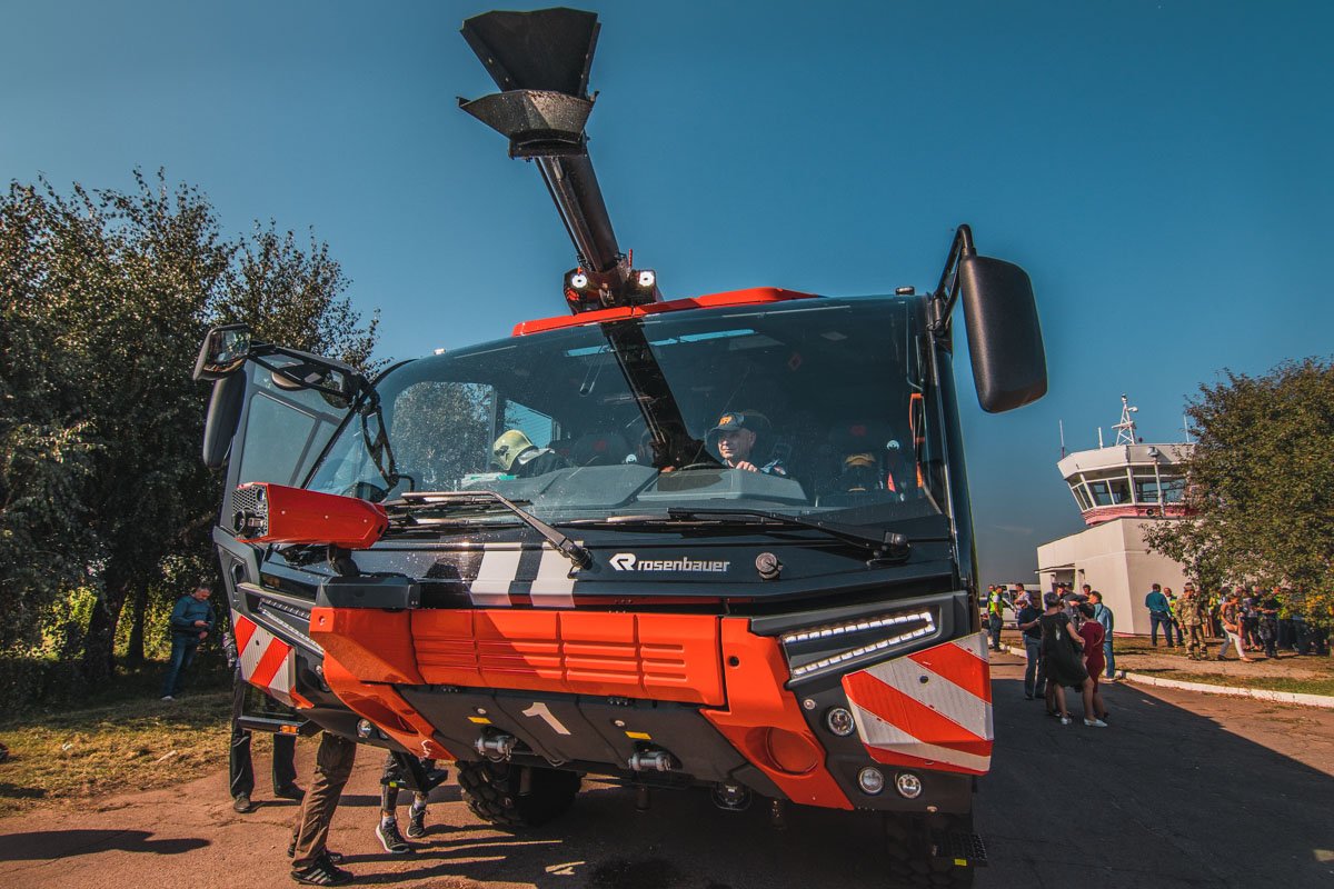 Автомобиль "Pantera" развивает скорость 120 километров в час за одну минуту Автомобиль "Pantera" развивает скорость 120 километров в час за одну минуту