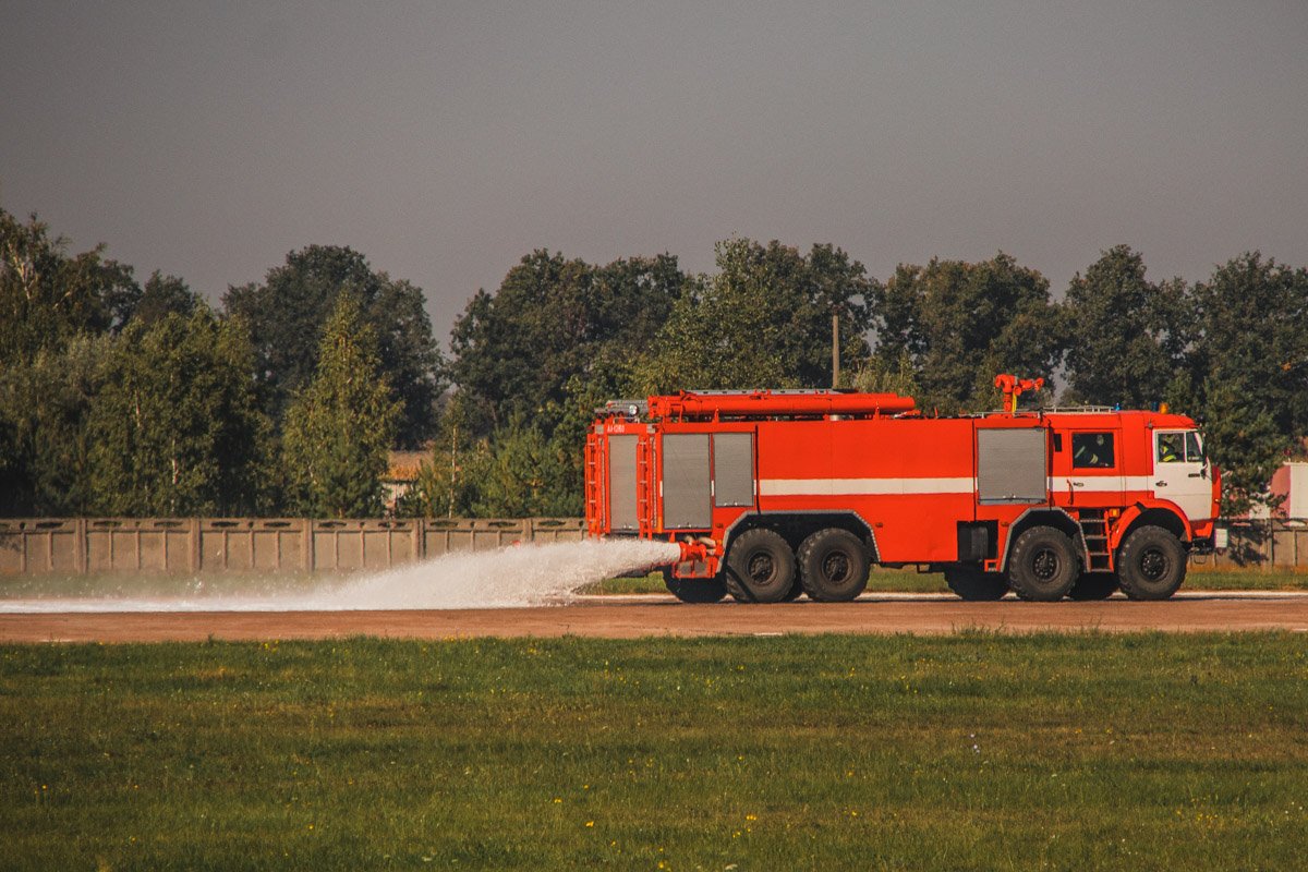 Подготовка полосы к принятию аварийного самолета Подготовка полосы к принятию аварийного самолета