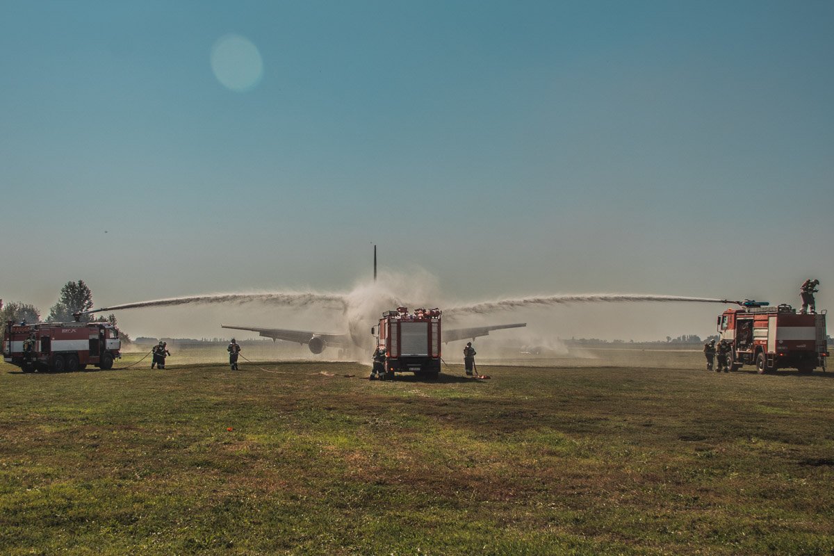 Охлаждение фюзеляжа "загоревшегося" самолета Охлаждение фюзеляжа "загоревшегося" самолета