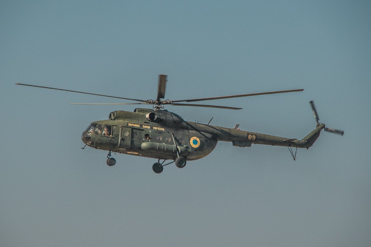 Военный вертолет МИ-8 с парашютистами на борту Военный вертолет МИ-8 с парашютистами на борту