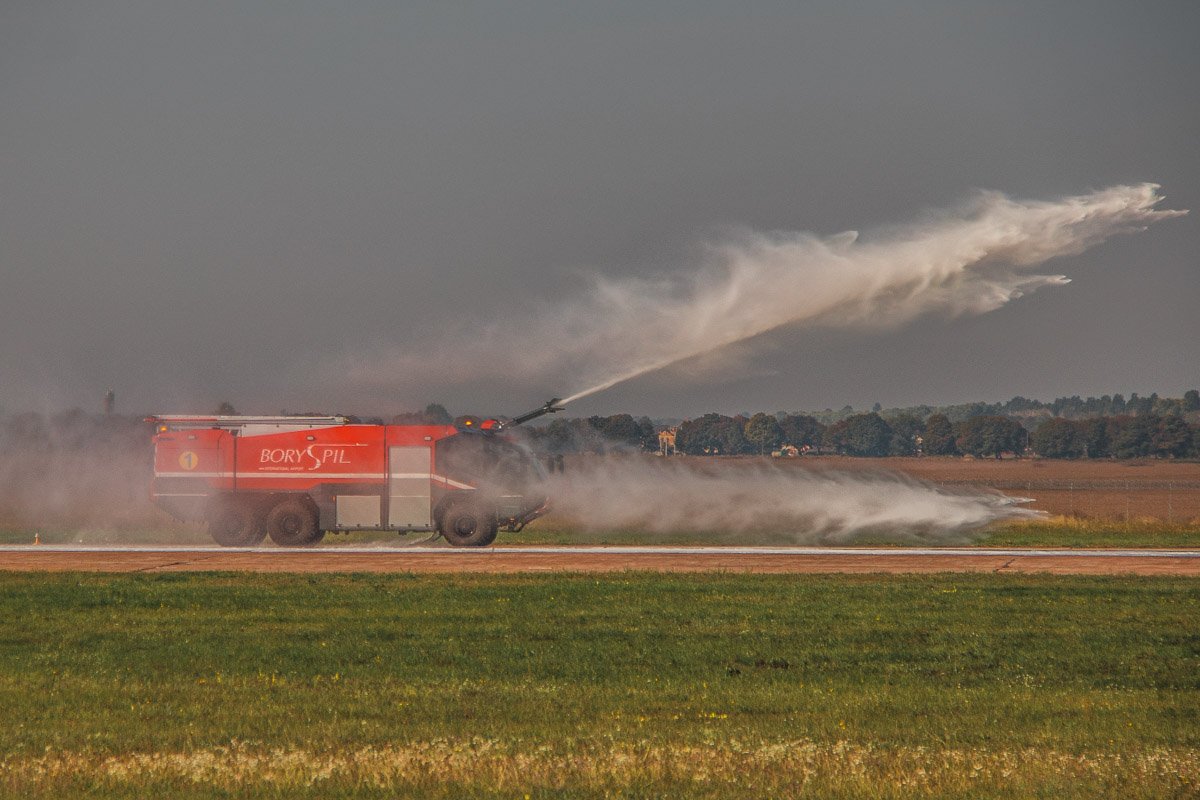 Следом за "аварийным" самолетом выехала пожарная машина Следом за "аварийным" самолетом выехала пожарная машина