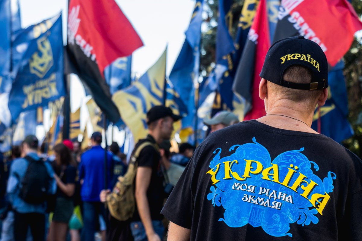 Держа в руках флаги митингующие по началу ведя себя тихо Держа в руках флаги митингующие по началу ведя себя тихо