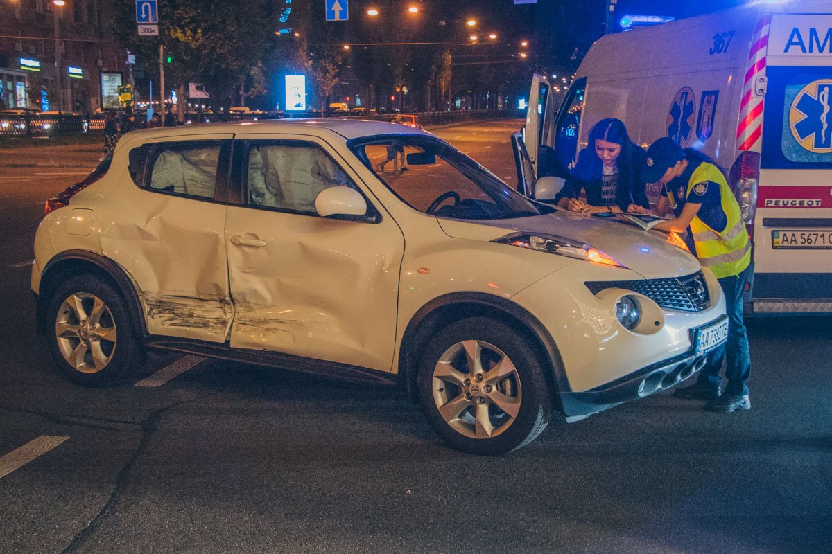В Nissan Juke пострадало две девушки В Nissan Juke пострадало две девушки