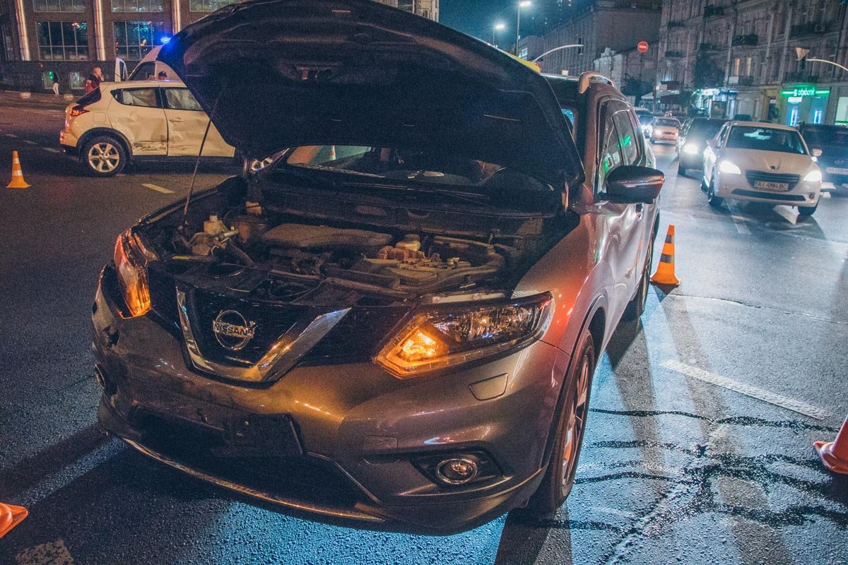 Nissan X-Trail двигался по улице Саксаганского Nissan X-Trail двигался по улице Саксаганского