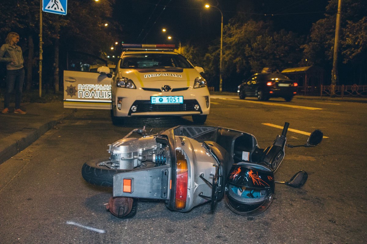 На улице Натальи Ужвий пьяный мопедист въехал в Lanos