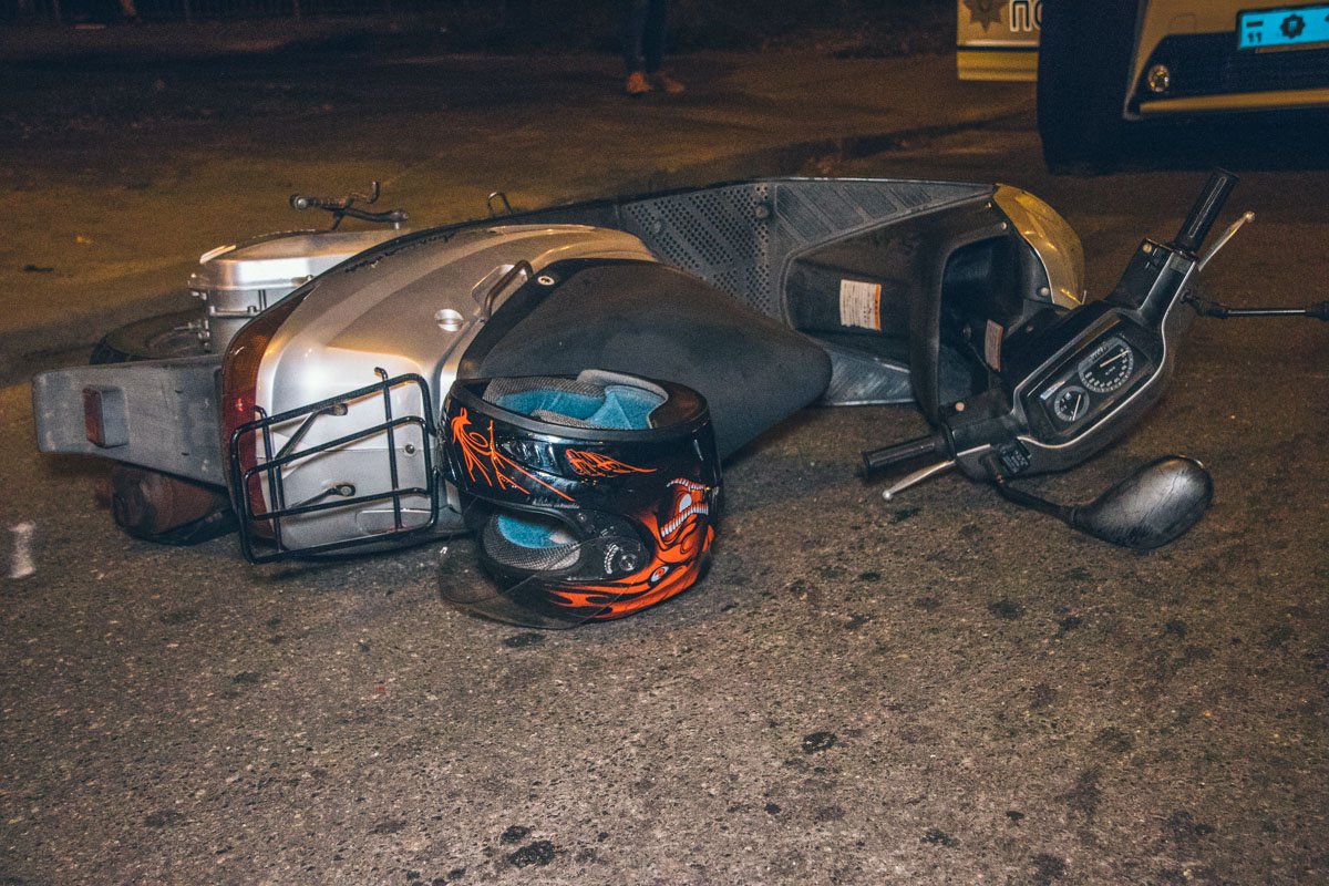 Таксист успел среагировать и мопедист отделался синяками