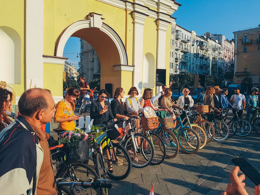 Велосипедисты собрались вместе, чтобы на своих "железных конях" отправиться к своим офисам Велосипедисты собрались вместе, чтобы на своих "железных конях" отправиться к своим офисам
