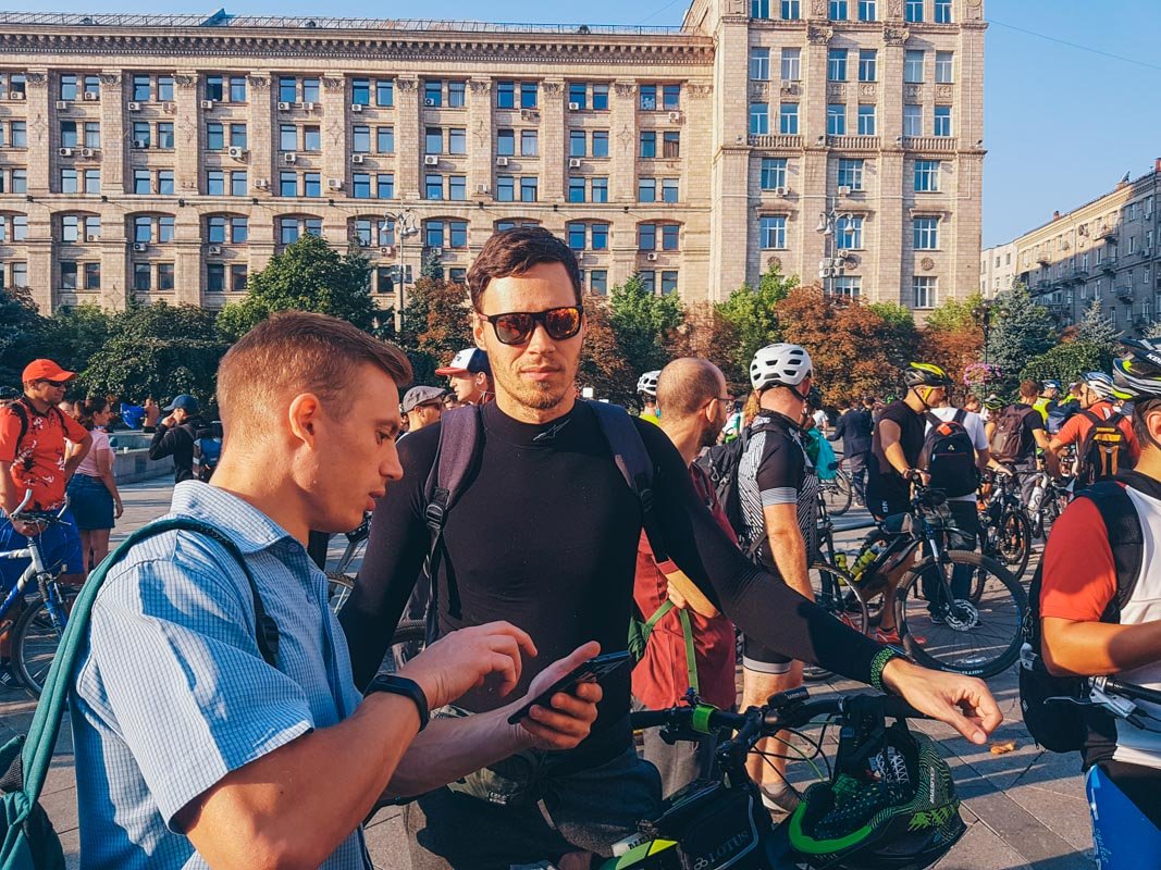 На главной площади страны велосипедисты выпили кофе, пообщались и весело начали свой рабочий день На главной площади страны велосипедисты выпили кофе, пообщались и весело начали свой рабочий день