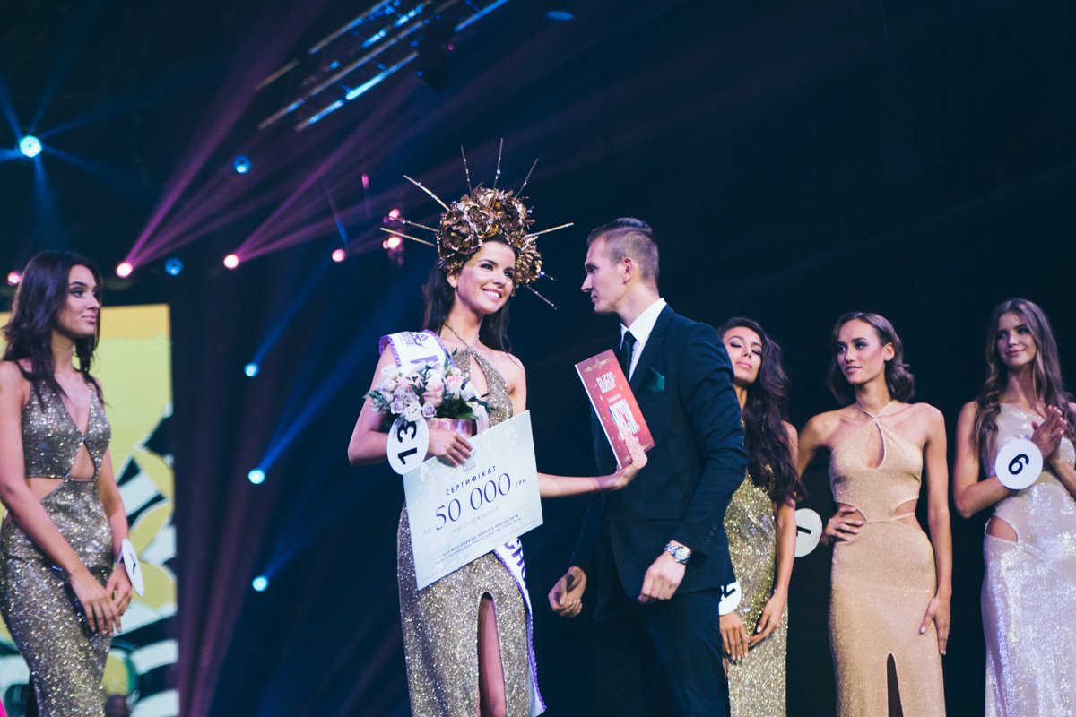 Кроме главных трех корон участницы получили призы от партнеров конкурса 