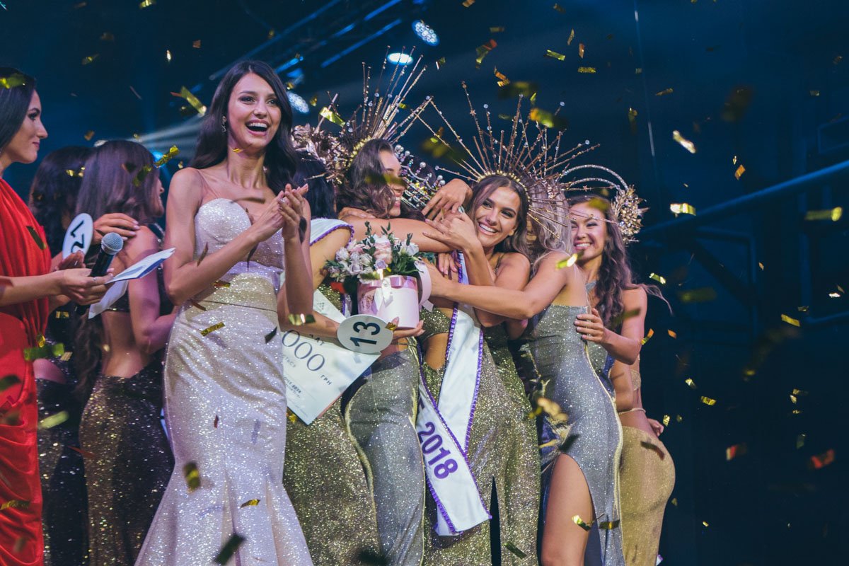 Корону передала Мисс Украина 2017 Полина Ткач