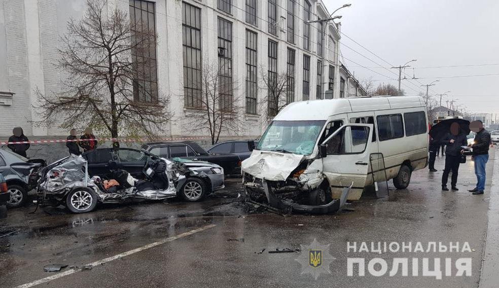 У Запоріжжі легковик зіткнувся з маршруткою: одна людина загинула і четверо отримали травми 1
