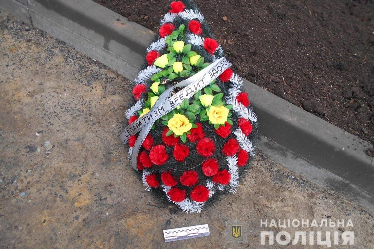 Рядом с машинами нашли похоронные венки