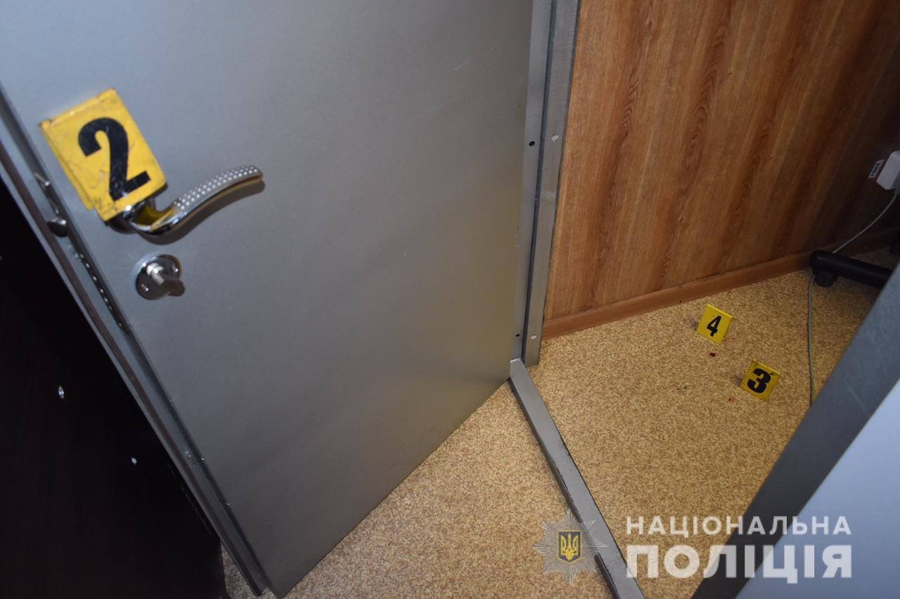 Ударил в лицо женщину-кассира: в Харькове мужчина украл 1,6 млн гривен из обменного пункта 2