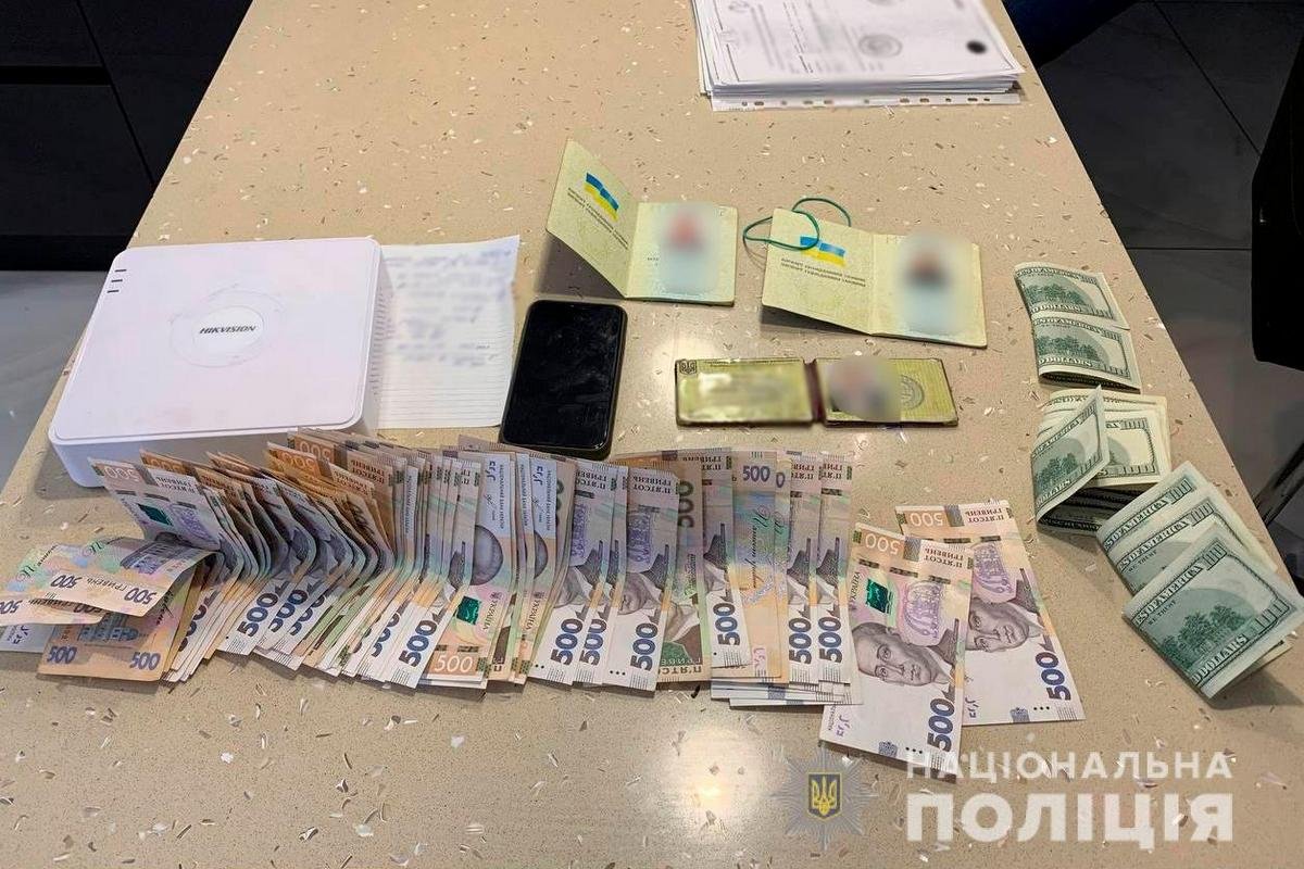 В ходе обысков полицейские изъяли оружие, деньги, документы и телефоны В ходе обысков полицейские изъяли оружие, деньги, документы и телефоны