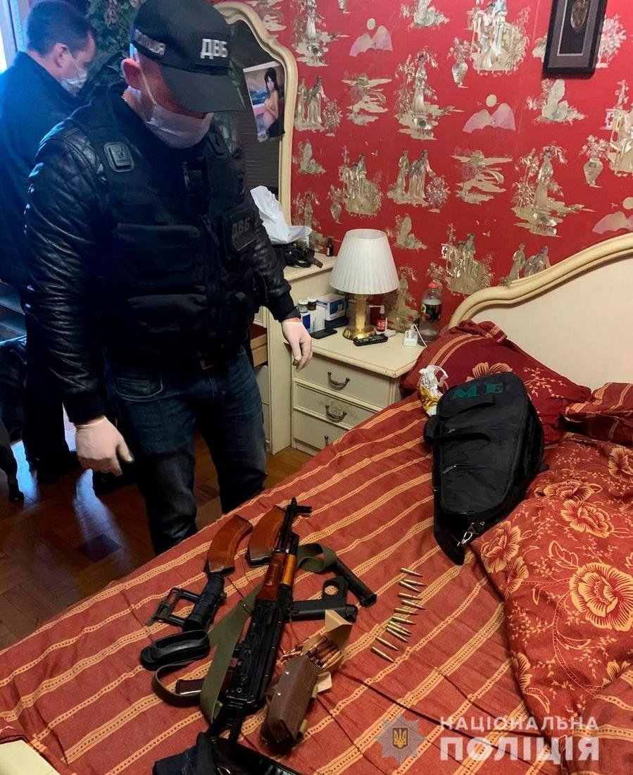 В ходе обысков полицейские изъяли оружие, деньги, документы и телефоны