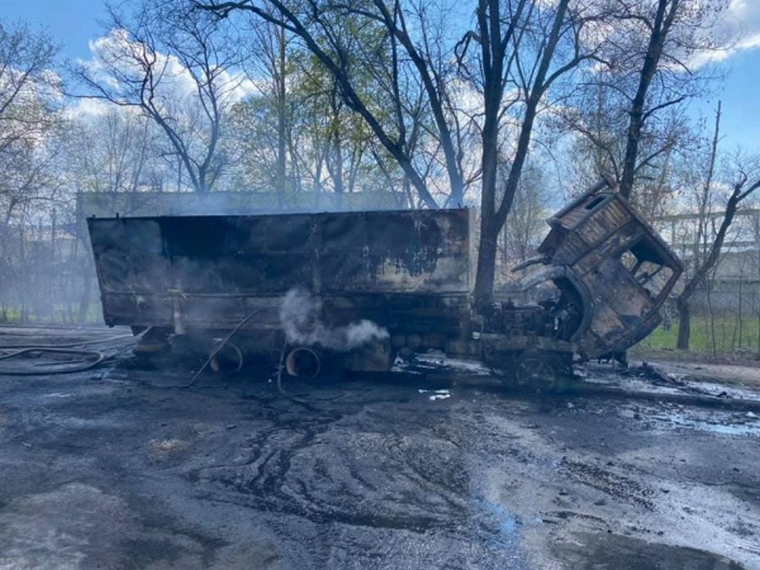На территории воинской части загорелся бензовоз