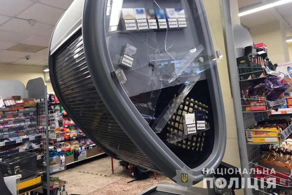 В Мариуполе мужчина с топором устроил погром в супермаркете АТБ В Мариуполе мужчина с топором устроил погром в супермаркете АТБ