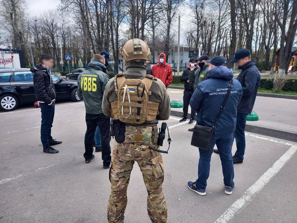 Чиновник за взятки сослуживцам пытался ввозить в Украину через Борисполь нелегалов 1