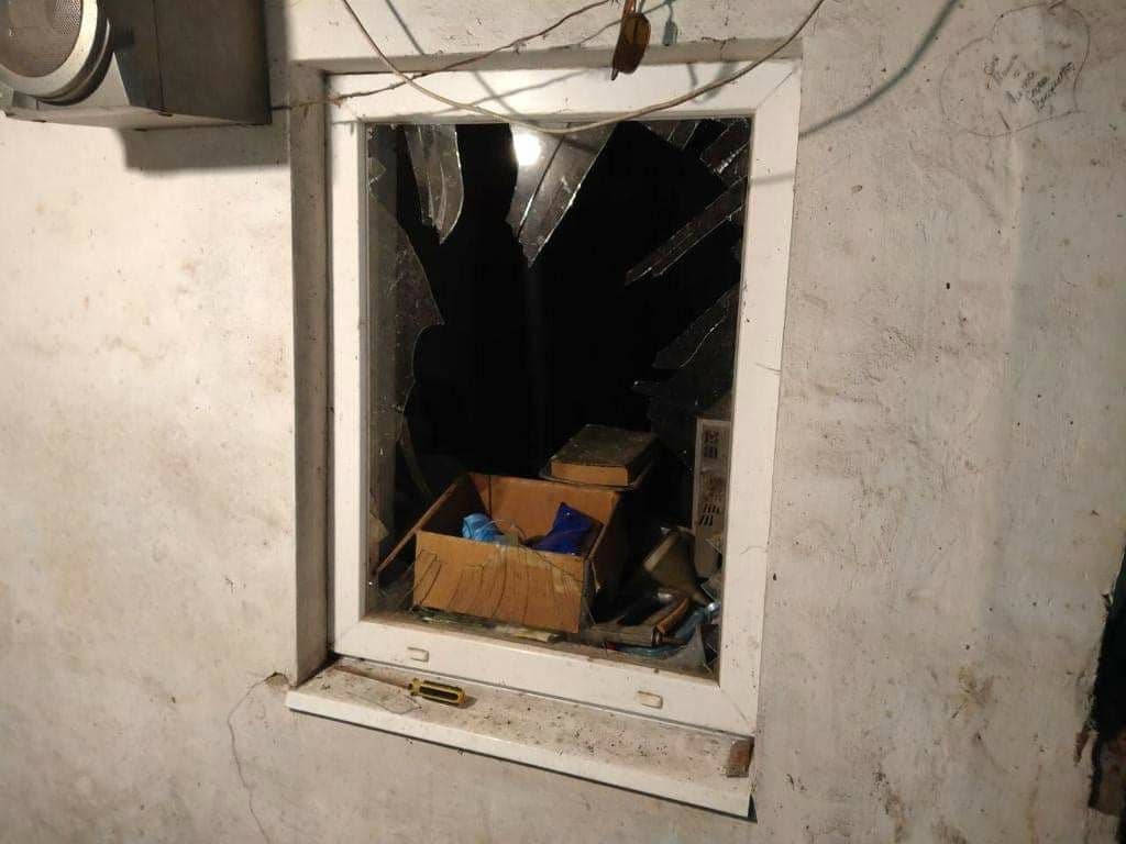 Боевики на Донбассе повредили гражданский дом во время обстрелов 2