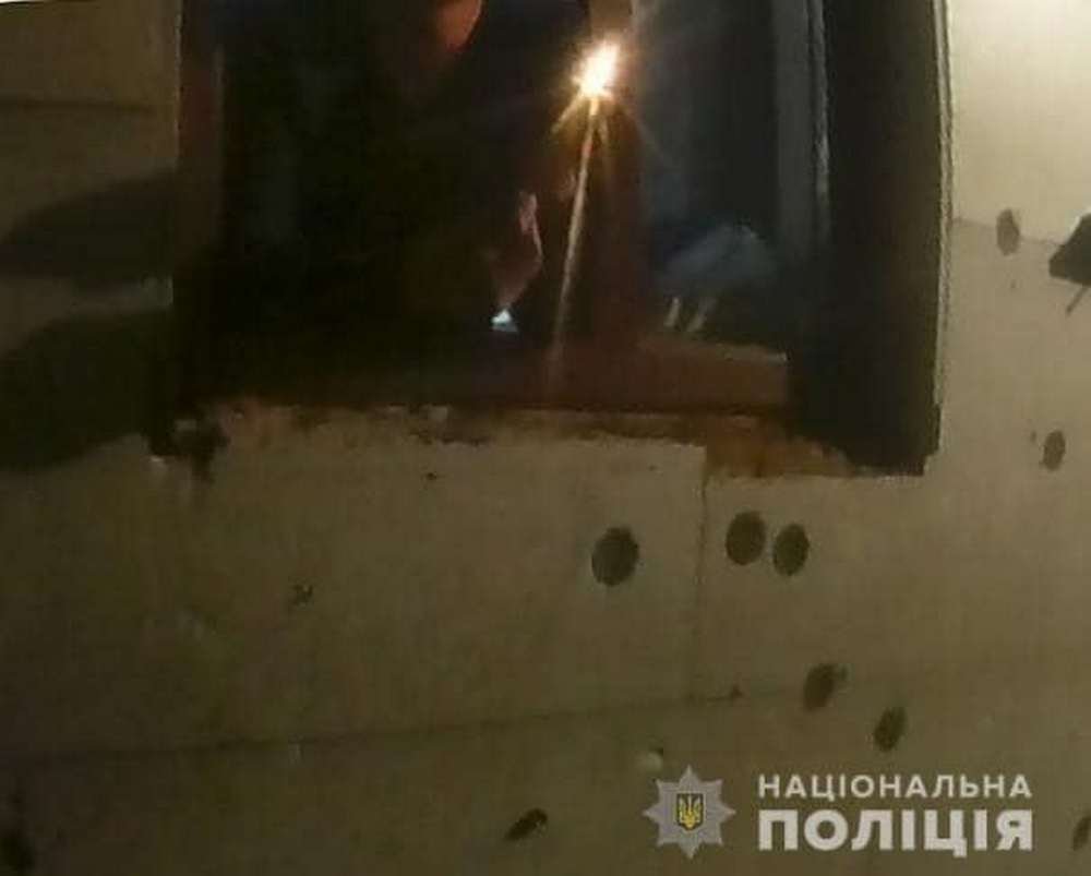 В Житомирской области мужчина открыл стрельбу в полицейских В Житомирской области мужчина открыл стрельбу в полицейских