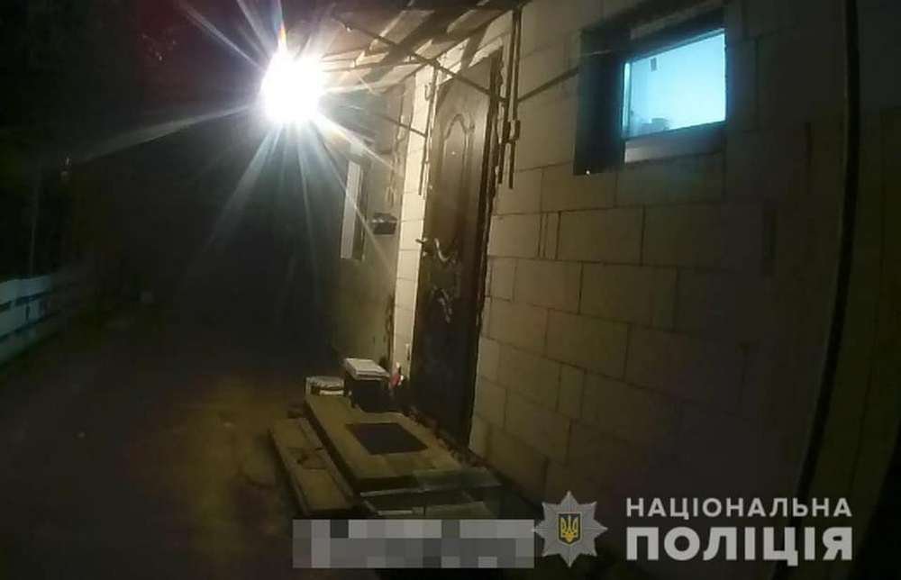 Он забаррикадировался в доме и угрожал всё поджечь Он забаррикадировался в доме и угрожал всё поджечь