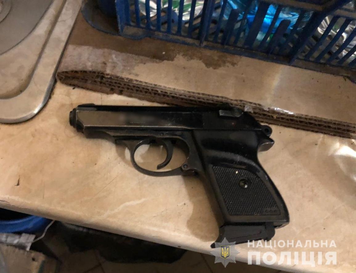 В Одессе мужчина угрожал врачам пистолетом из-за того, что его пятилетняя дочка расплакалась на приёме 1