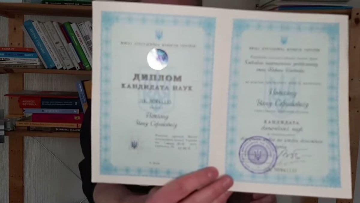 Спалення дипломів перетворилося у флешмоб. Ще один кандидат наук спалив свій документ, щоб не бути "в одному ряду з Ківою" 1