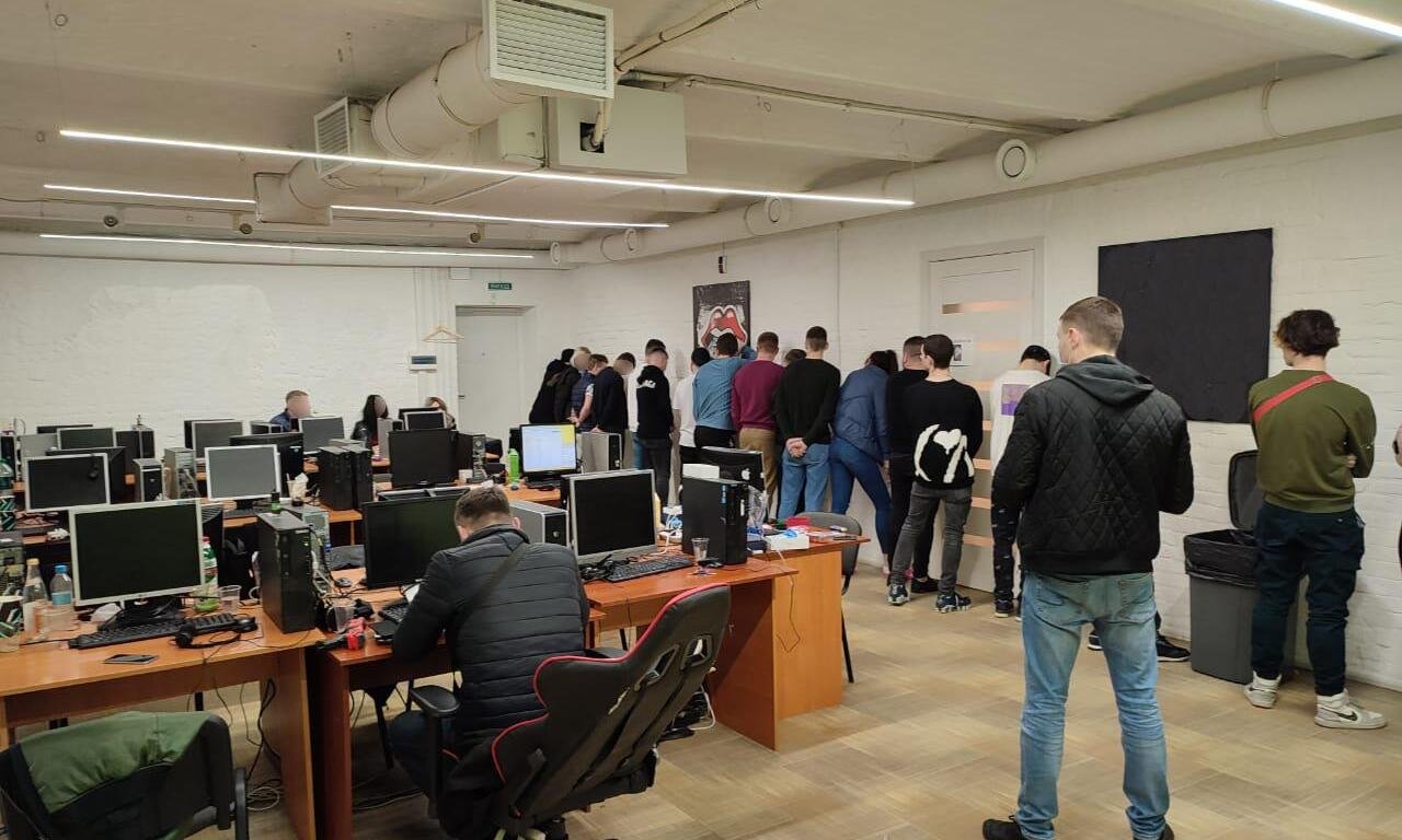 Полиция ликвидировала call-центр, где операторы воровали средства с банковских карт украинцев и граждан стран СНГ 1