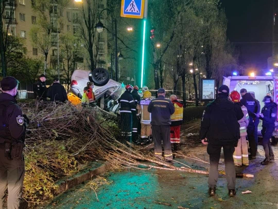 В Киеве на Печерске произошло ДТП: есть погибшая и двое раненых 1