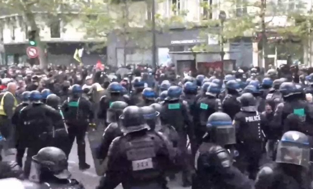 Першотравнева демонстрація в Парижі закінчилася бійкою з поліцією і затриманнями. У Ліоні демонстранти відкрили вогонь по силовиках 2