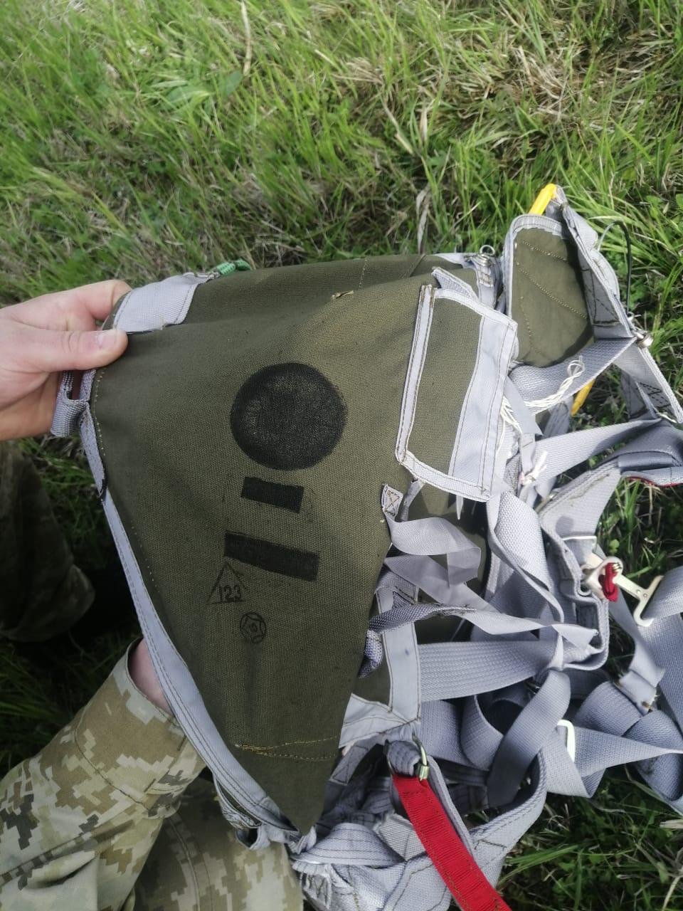 У границ Украины с РФ военные нашли сумки с парашютами 2