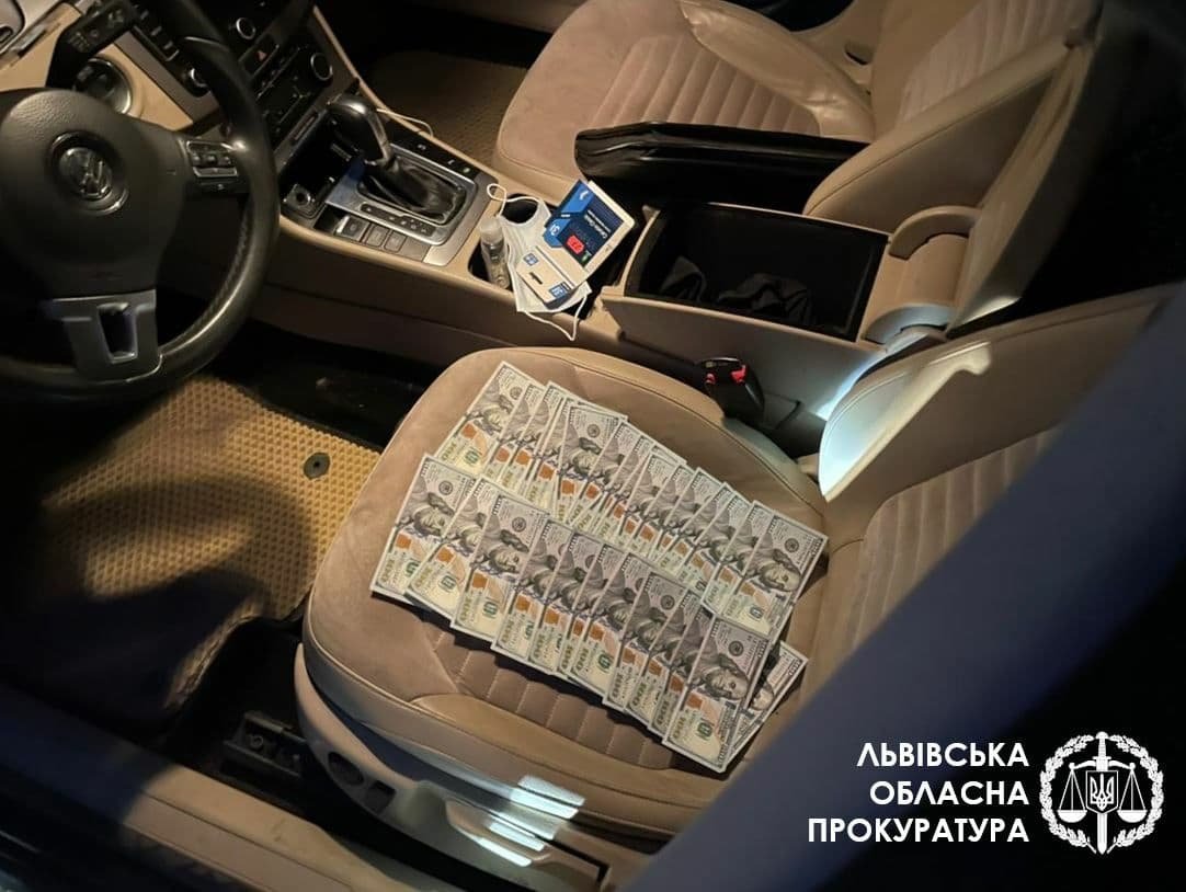 Во Львове на взятке задержали полицейского 1