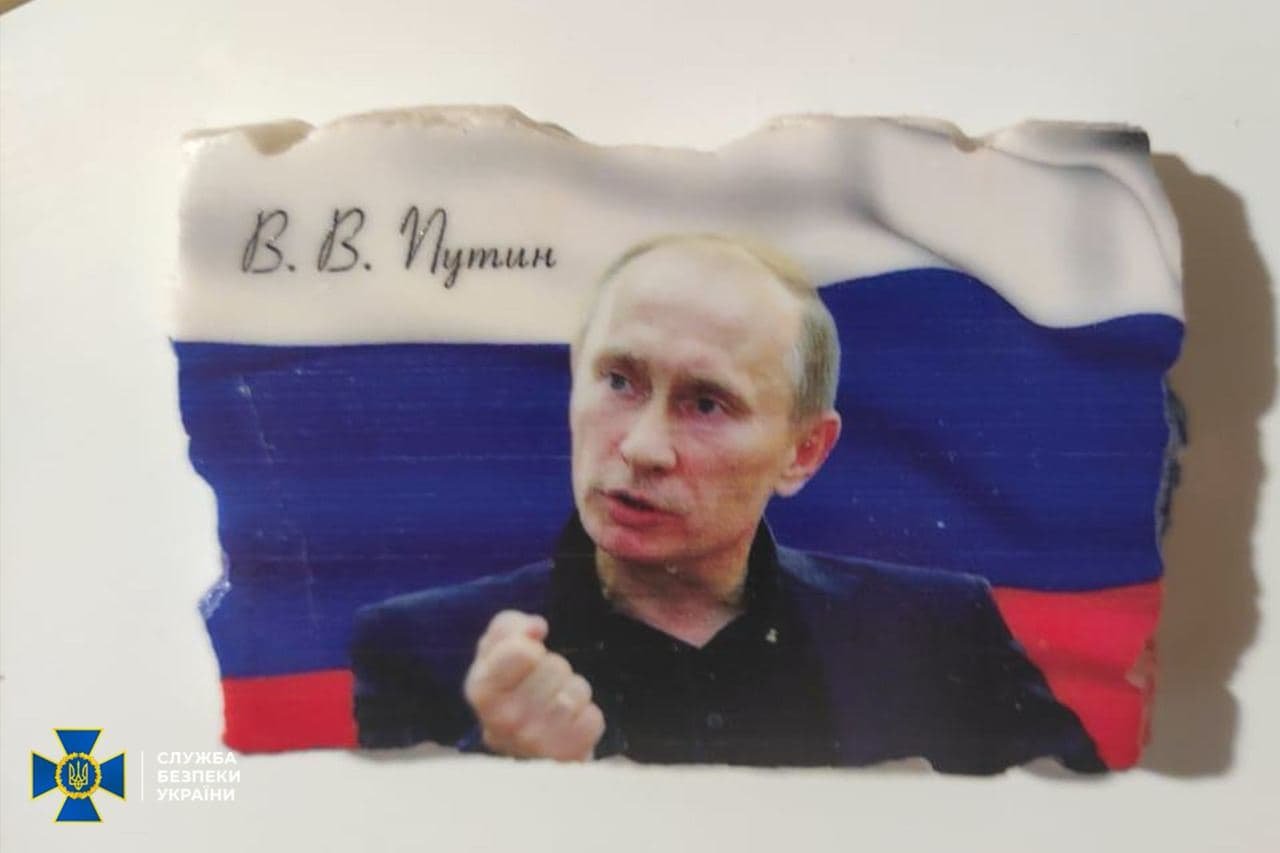 На Закарпатье поймали подозреваемых в расклейке провокационных листовок с угрозами 2