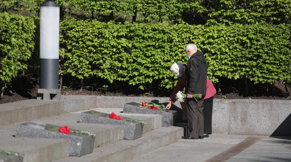 Коммунистическая символика и георгиевские ленты: в полиции рассказали о нарушениях 9 мая 2