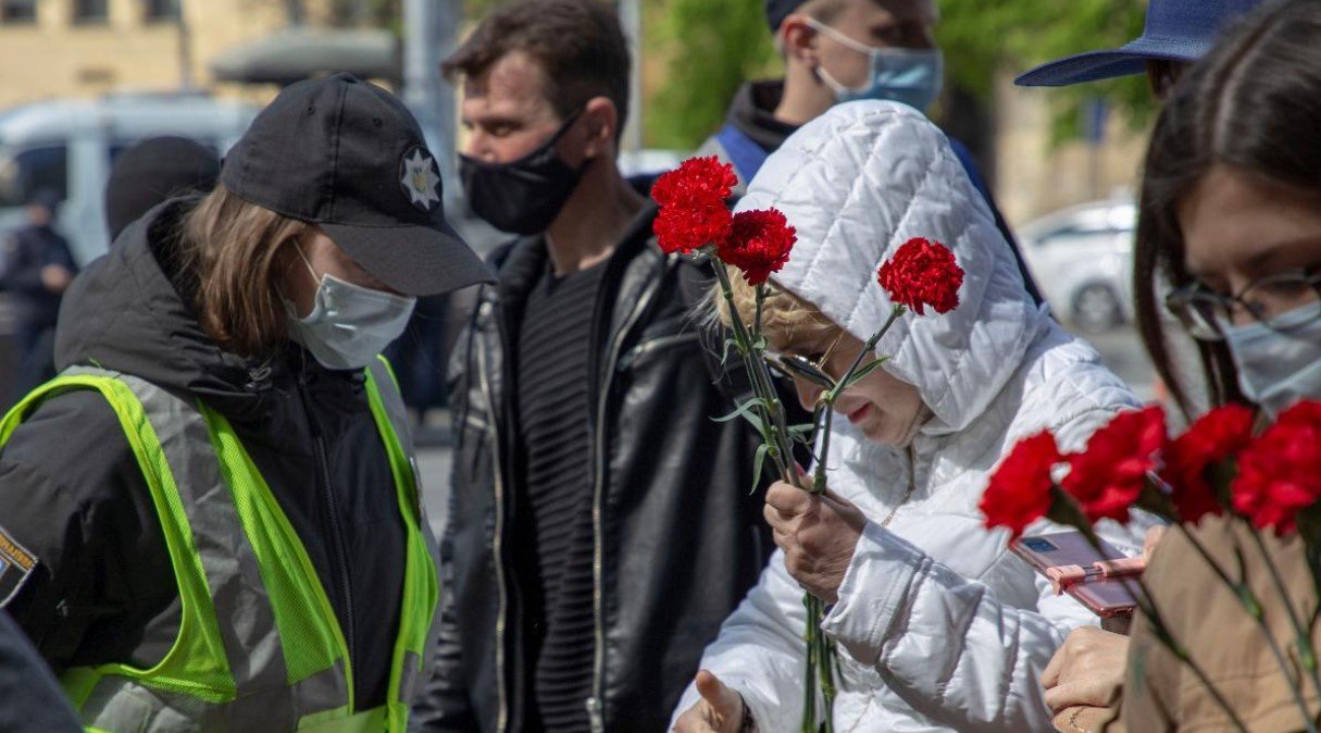 Коммунистическая символика и георгиевские ленты: в полиции рассказали о нарушениях 9 мая 3