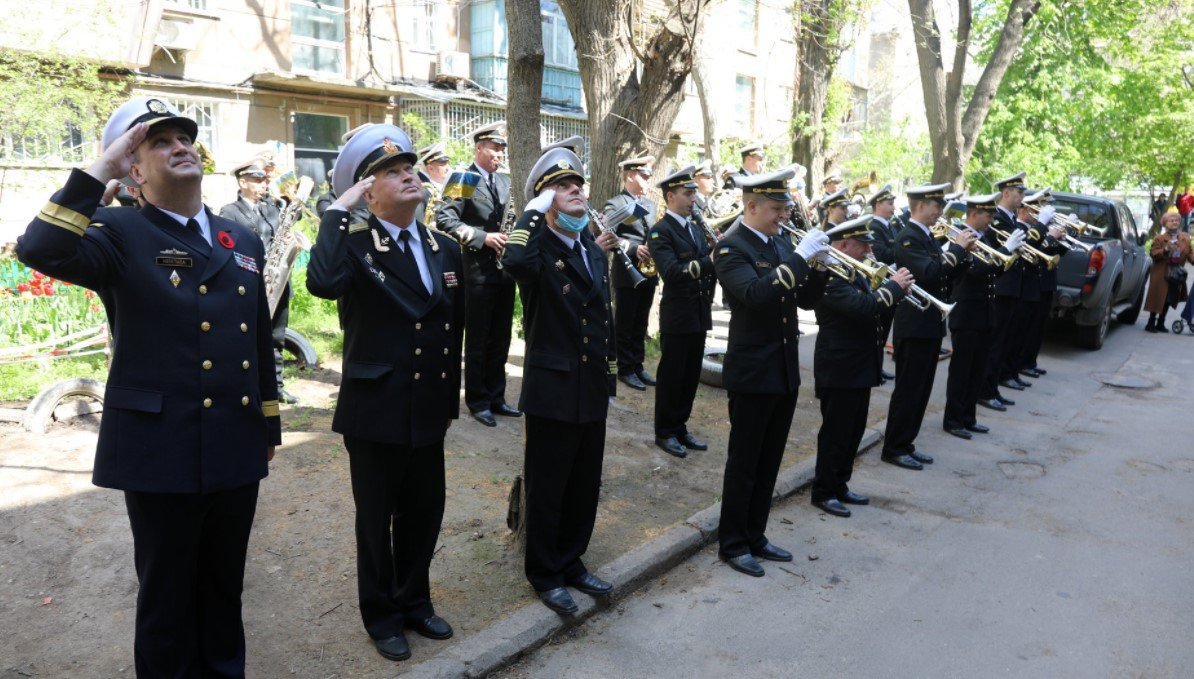 Командування ВМС урочисто з оркестром привітало з Днем перемоги 100-річного ветерана 1