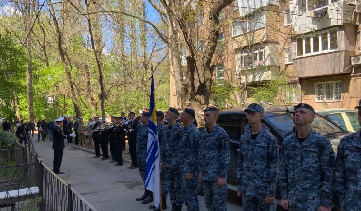 Командування ВМС урочисто з оркестром привітало з Днем перемоги 100-річного ветерана 3