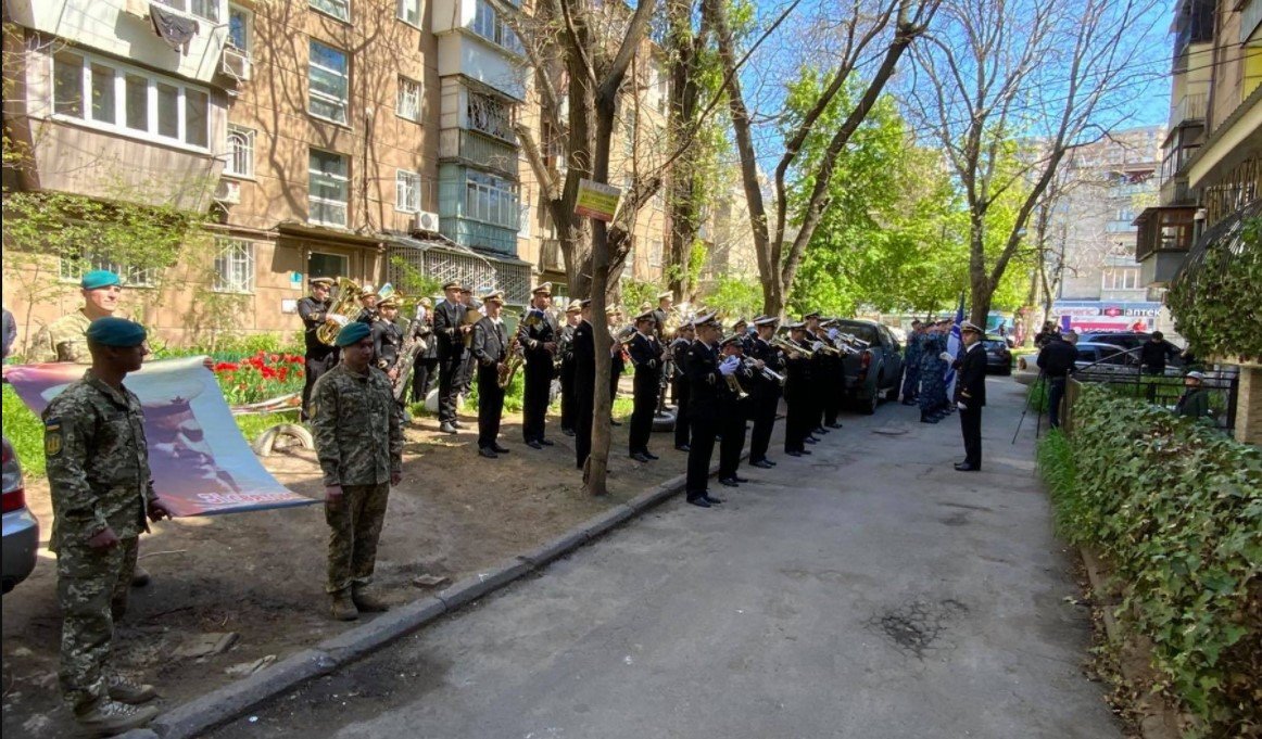 Командування ВМС урочисто з оркестром привітало з Днем перемоги 100-річного ветерана 4