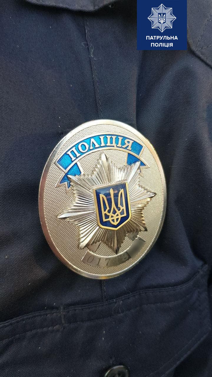 Мальчик надел форму полицейского и патрулировал город Мальчик надел форму полицейского и патрулировал город