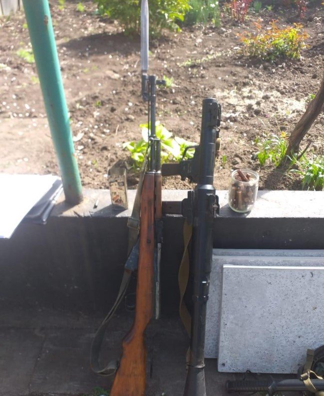 В Луганской области пожилой мужчина хранил целый арсенал оружия 1