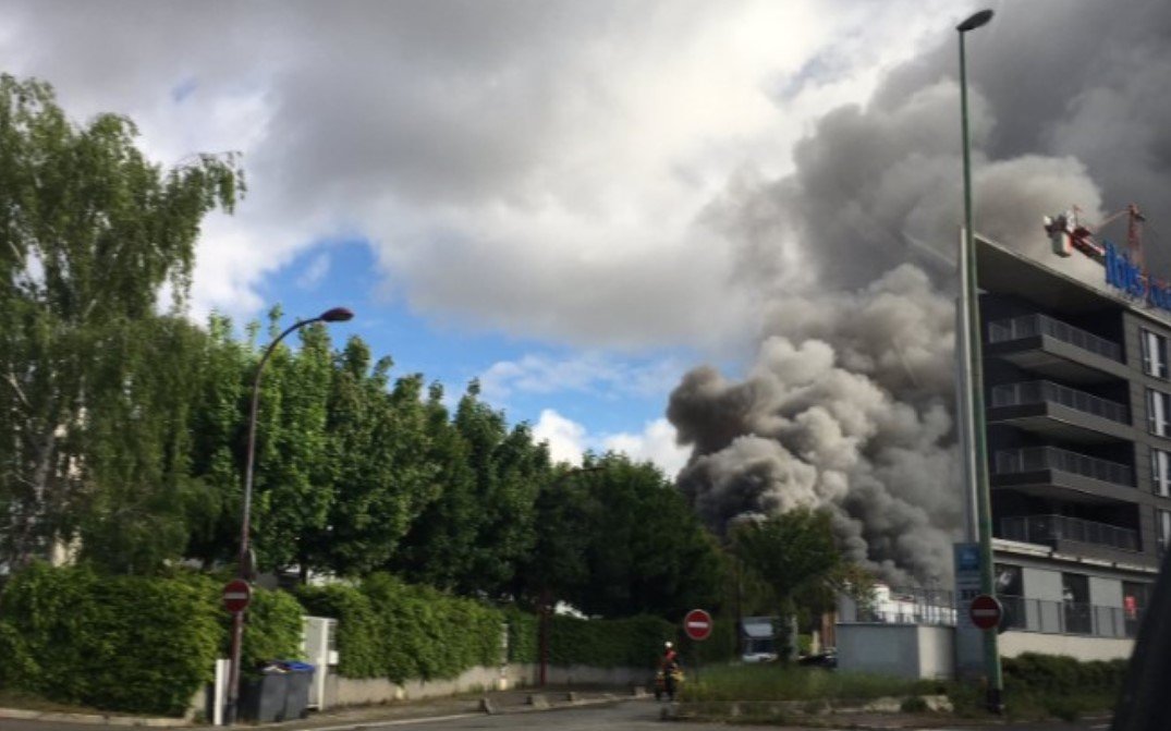 Під Парижем палає хімічний завод, дим видно за кілометри 1
