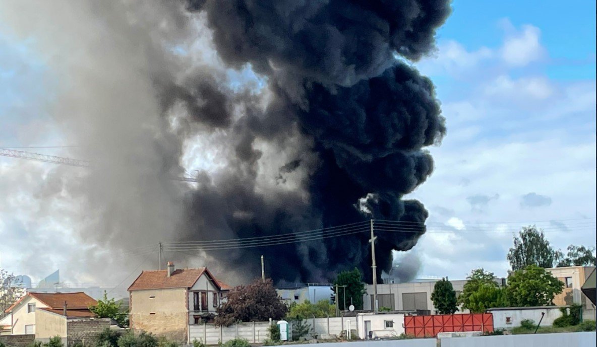 Під Парижем палає хімічний завод, дим видно за кілометри 2