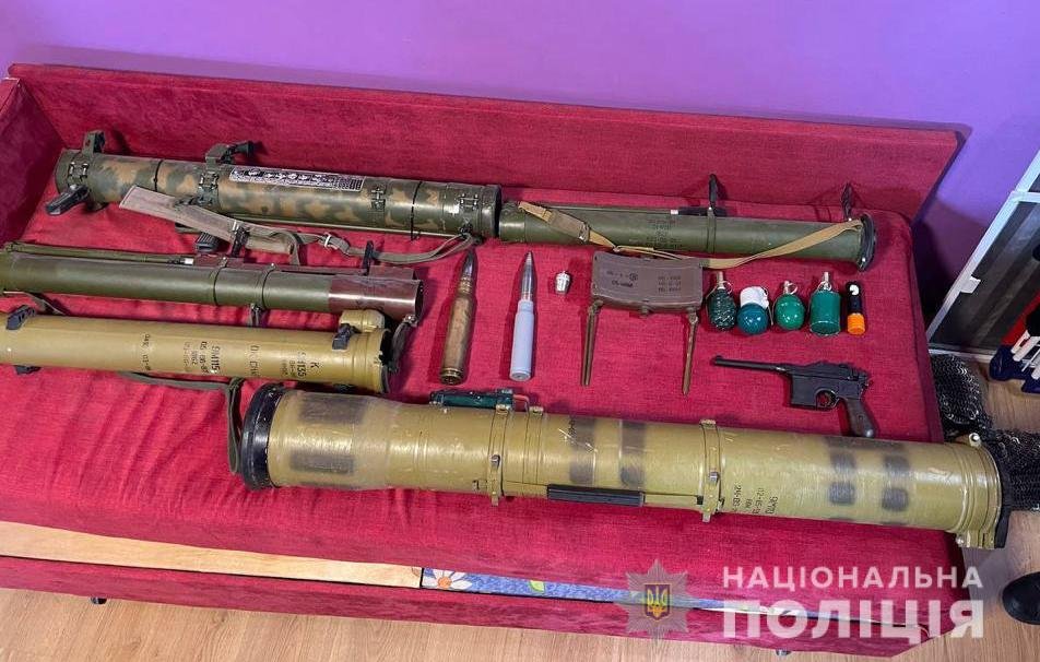 Продавали зброю і вибухівку з ООС: на Дніпропетровщині викрили злочинне угруповання 2
