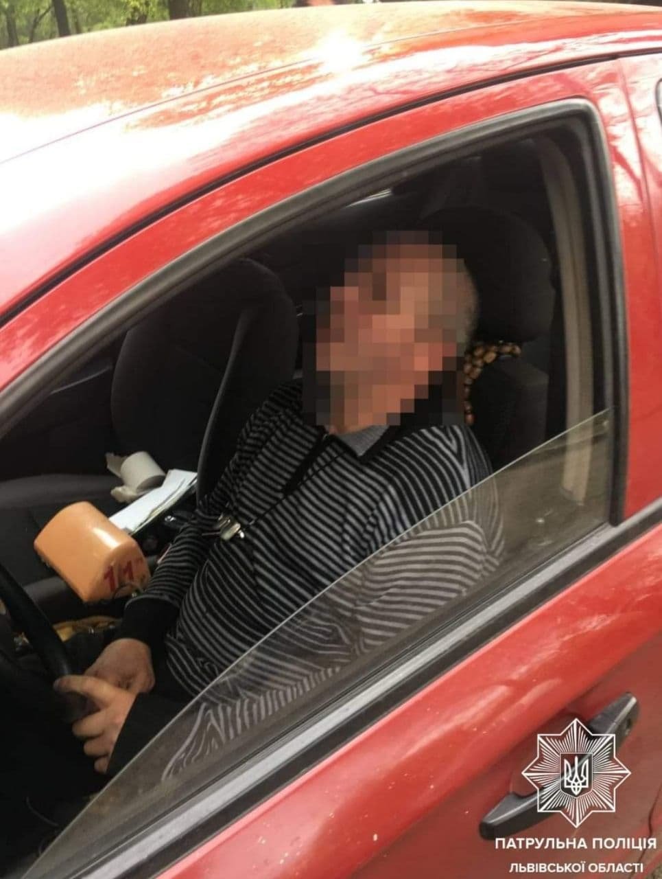 Во Львове пьяный мужчина заснул во время того, как полиция составляла на него протокол 1