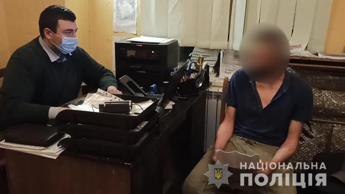 В Одесі молодик задушив ременем 60-річного чоловіка і сховав тіло до дивану. Наступного дня він повернувся та обікрав його квартиру 1