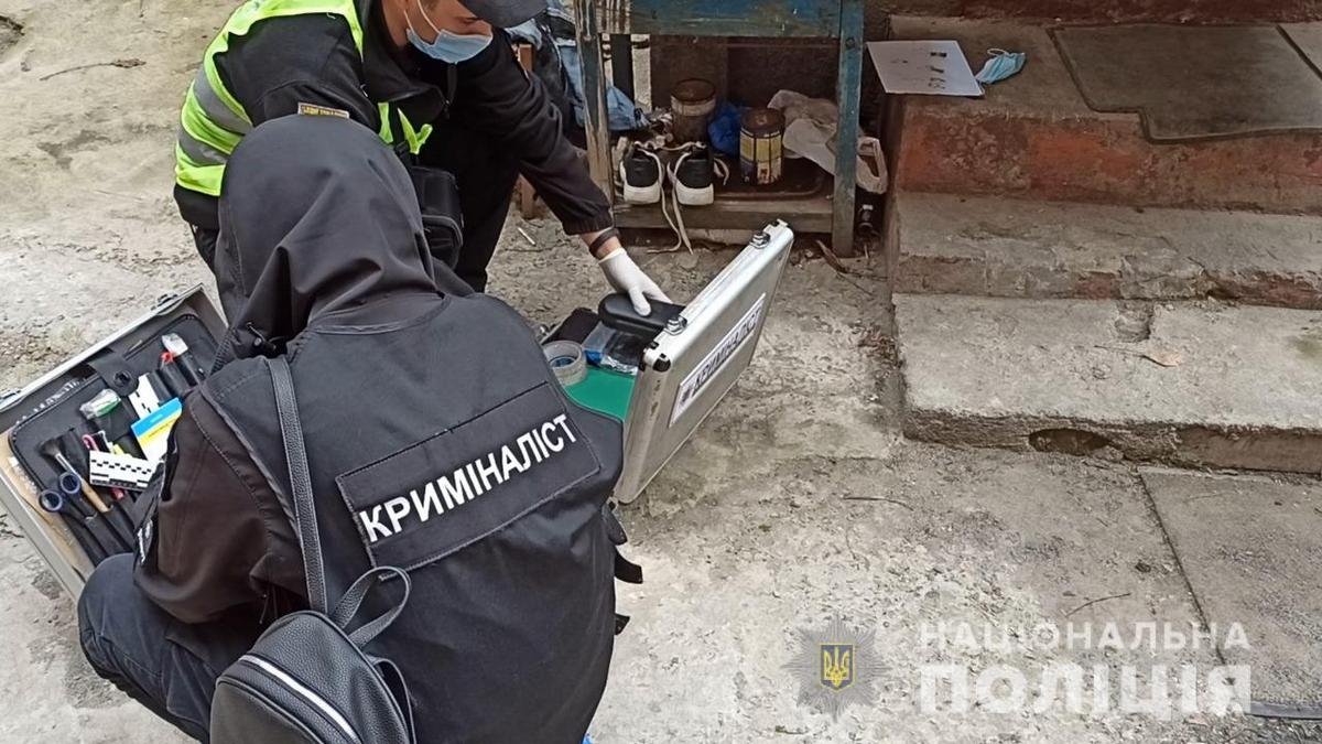 В Одесі молодик задушив ременем 60-річного чоловіка і сховав тіло до дивану. Наступного дня він повернувся та обікрав його квартиру 2