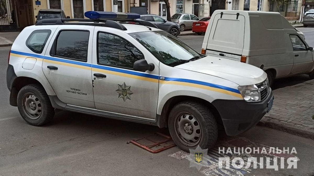 В Одесі молодик задушив ременем 60-річного чоловіка і сховав тіло до дивану. Наступного дня він повернувся та обікрав його квартиру 3