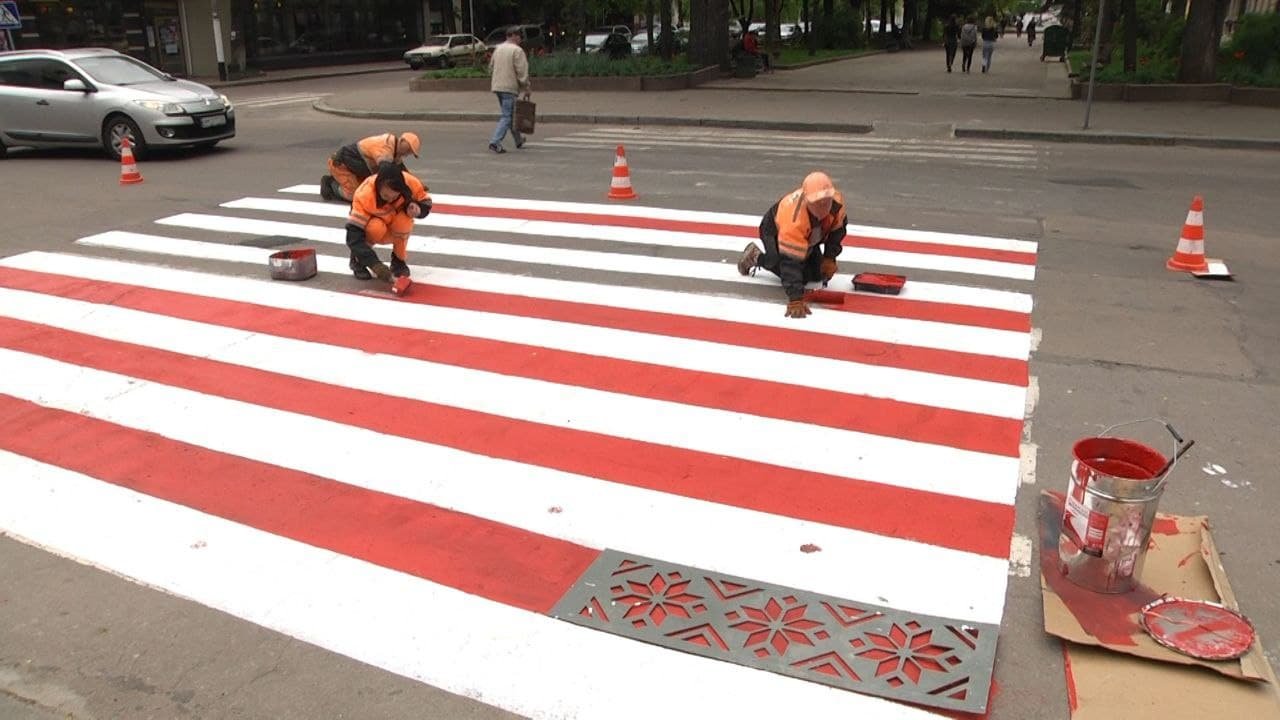 У Житомирі прикрасили «вишивкою» пішохідний перехід 3