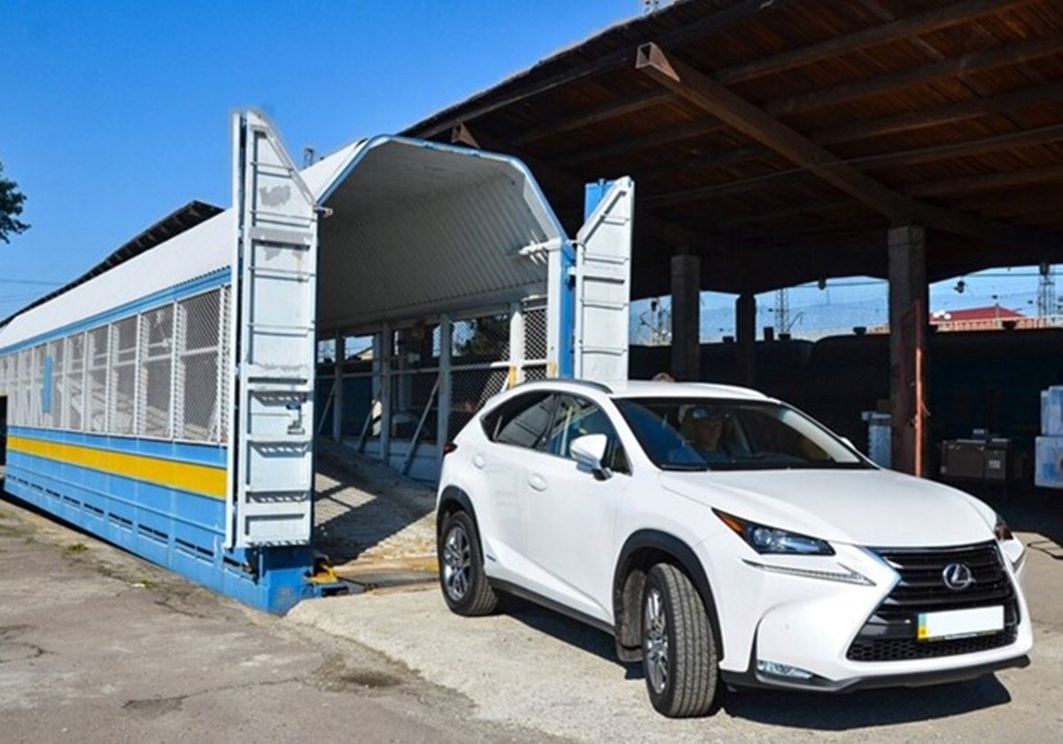 В Украине можно путешествовать на поезде со своим автомобилем: где и как это работает 1